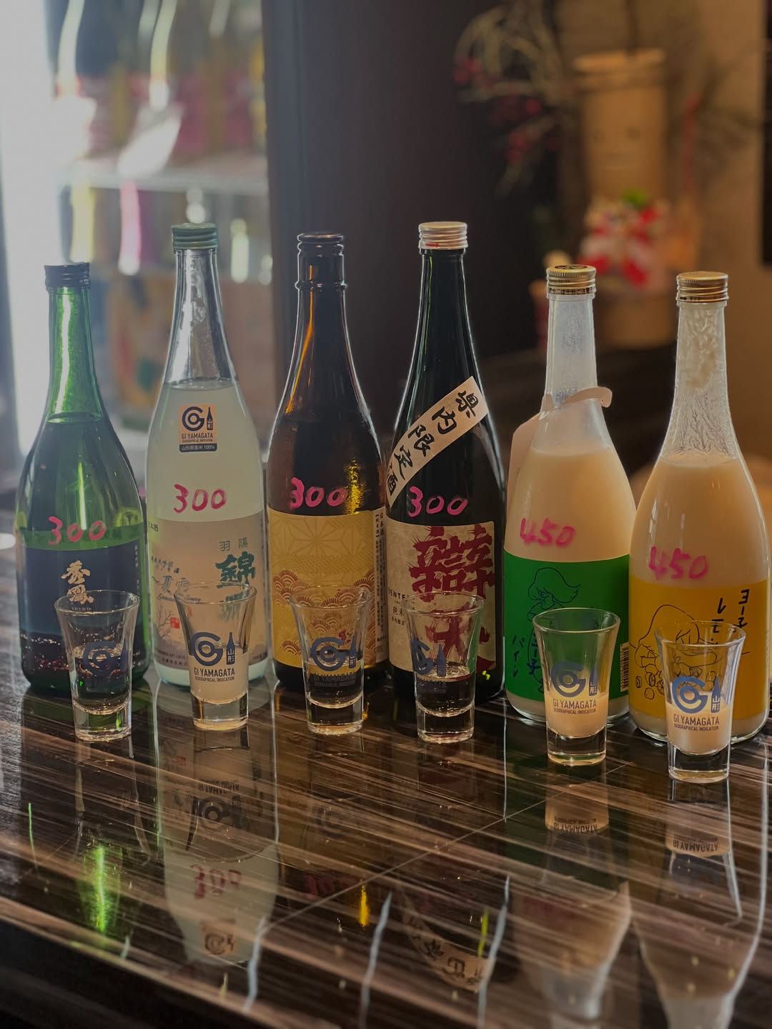 . いつもありがとうございます♪ . . 本日の角打ちも、新しいお酒が次々並んでおります😃 . . ヨーコパイン🍍とヨーコレモン🍋は、蔵元さんでも完売して